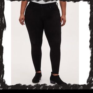 NWT Torrid Bombshell Skinny Jean Black Sz 20 NICE!